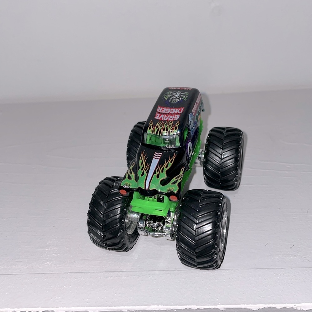 Monster Jam 1:64 Truck Gravedigger